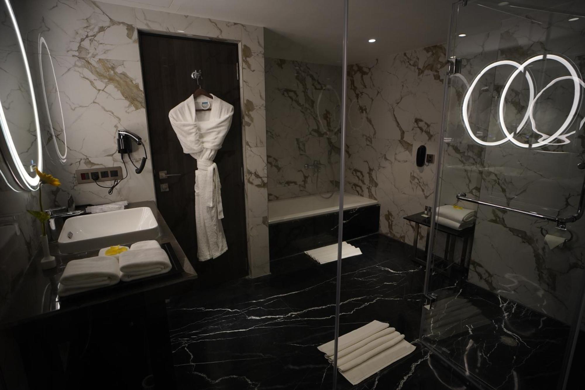 Hotel Soot Колката Екстериор снимка