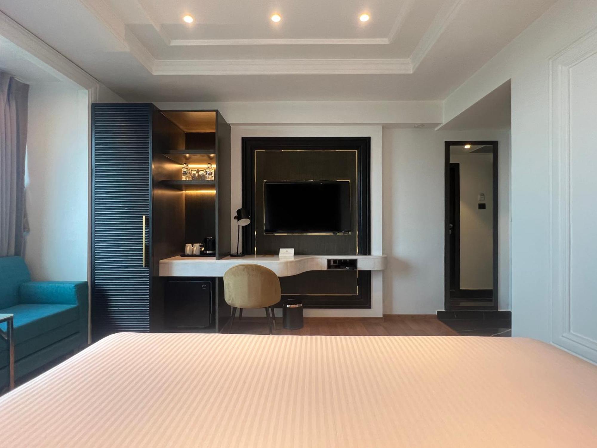 Hotel Soot Колката Екстериор снимка