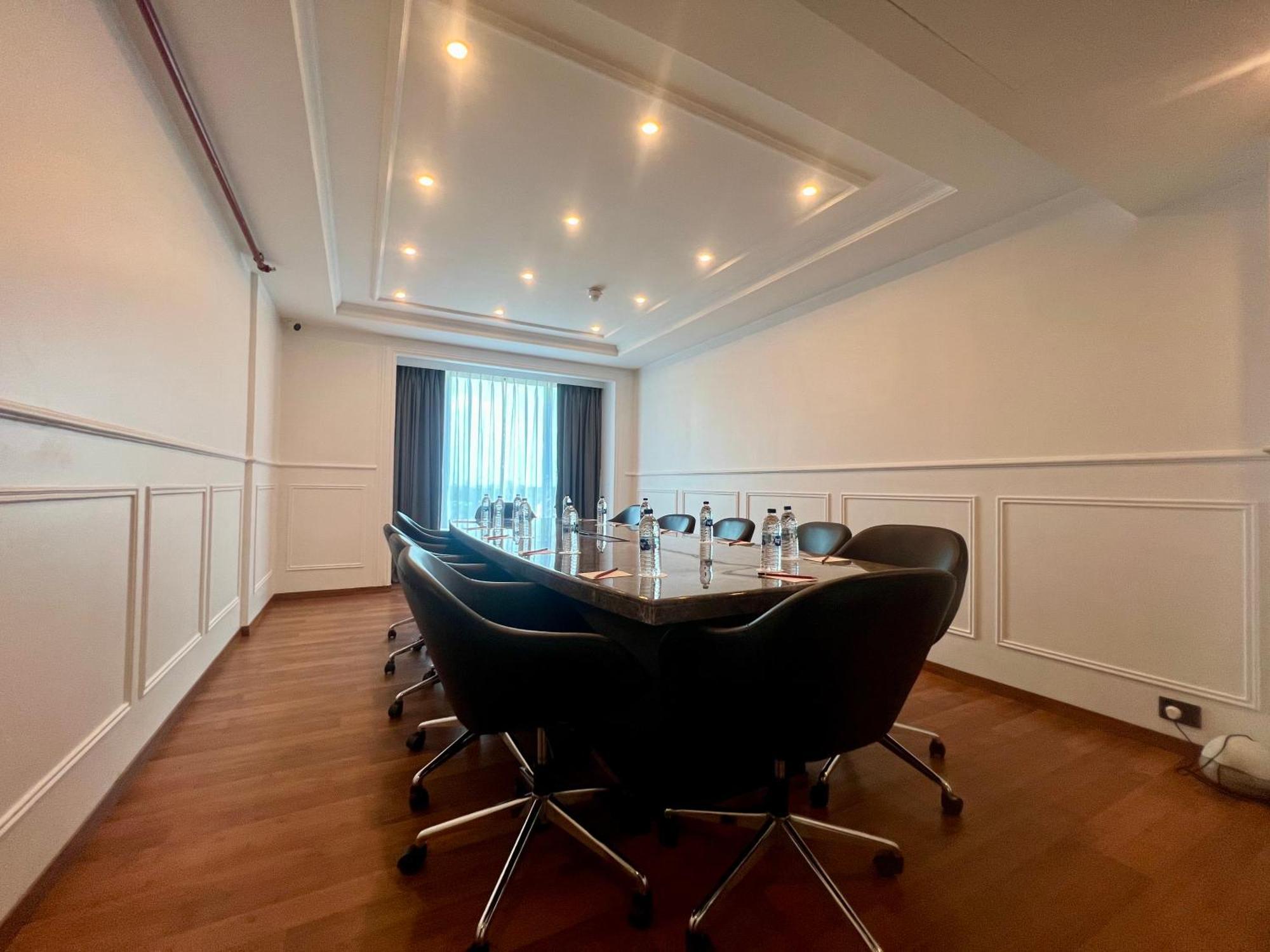Hotel Soot Колката Екстериор снимка