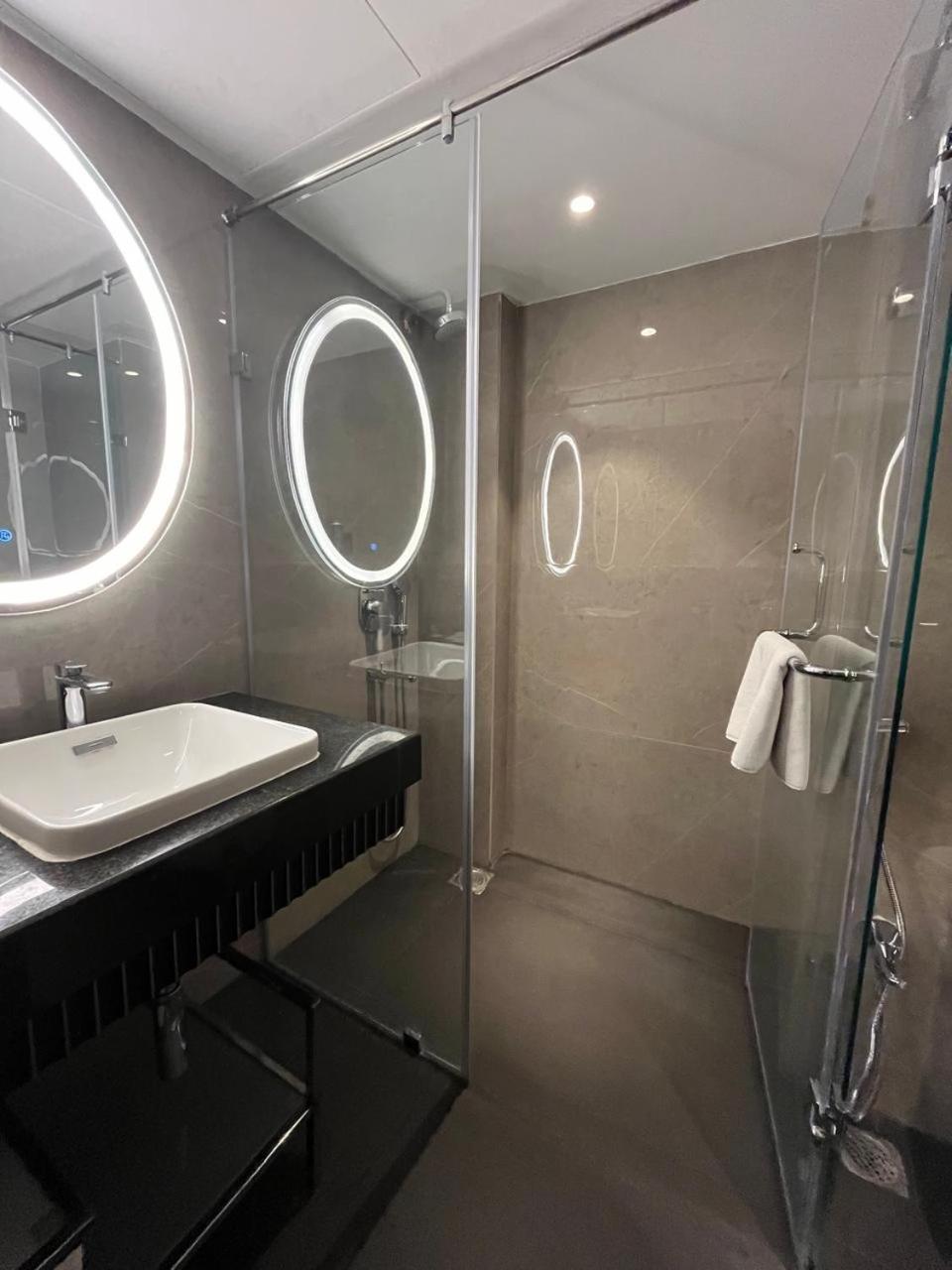 Hotel Soot Колката Екстериор снимка