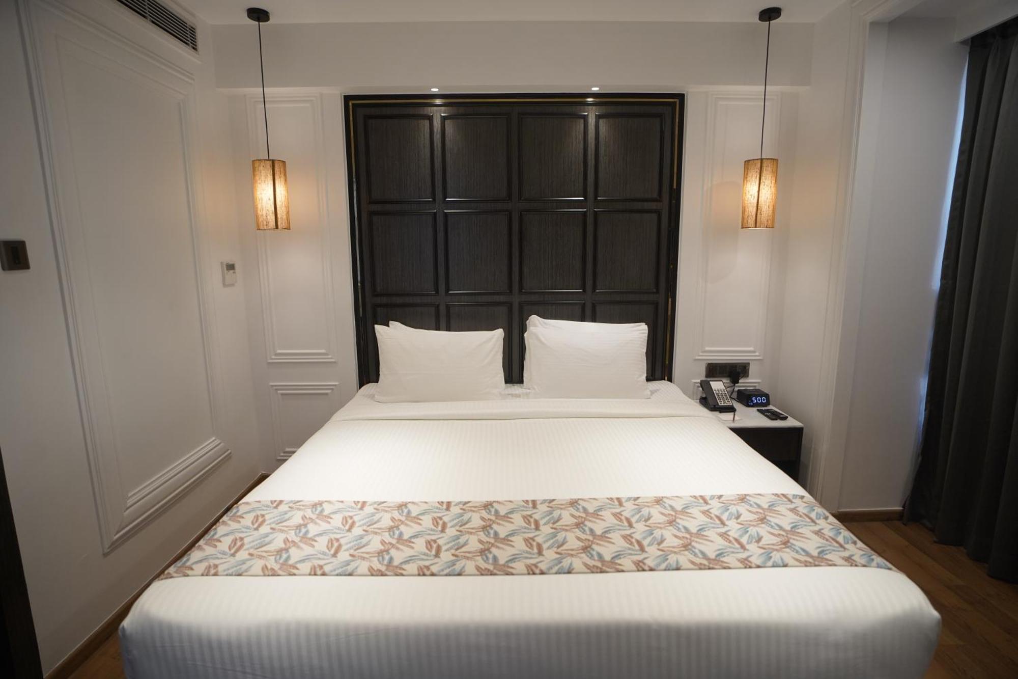Hotel Soot Колката Екстериор снимка