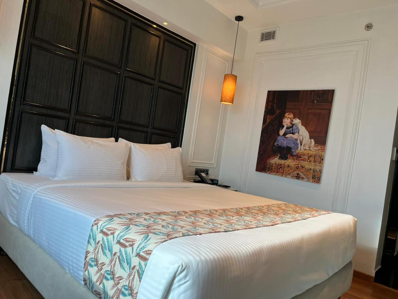 Hotel Soot Колката Екстериор снимка